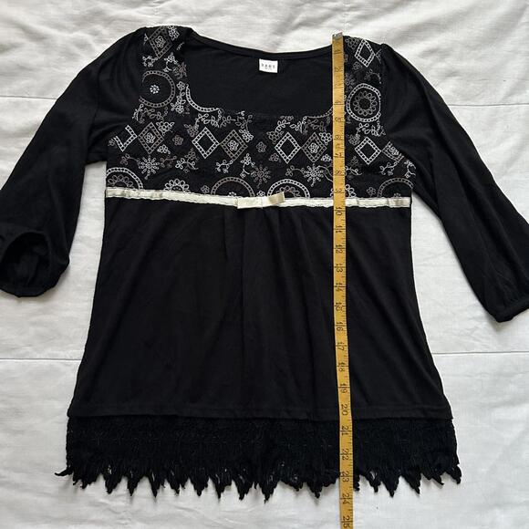 Axes Femme Black white embroidered bib peasant blouse lace trim Size medium - Picture 8 of 8